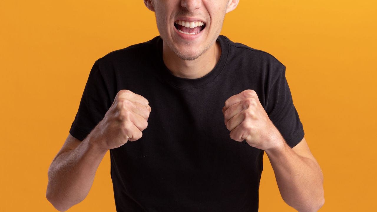 Мъж вилня в магазин на мобилен оператор в Елин Пелин