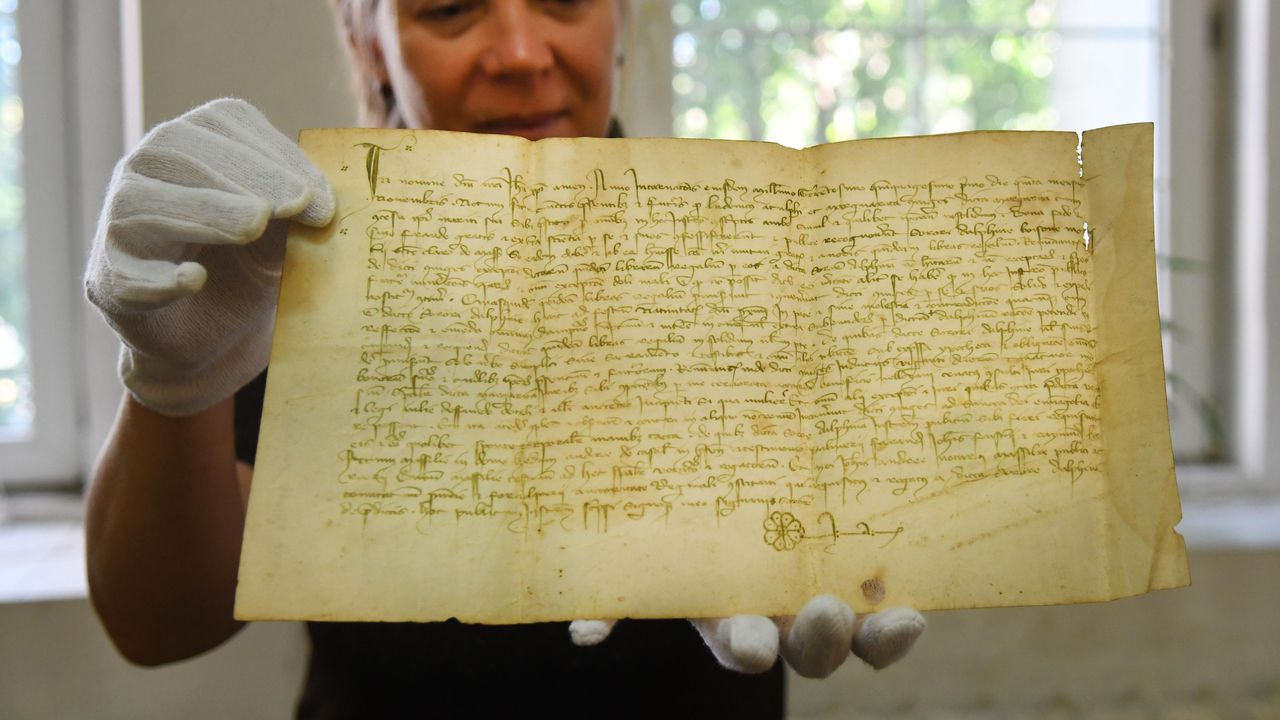 Най-старият документ в архивите в България – пергамент от 1351 г., бе представен във Варна