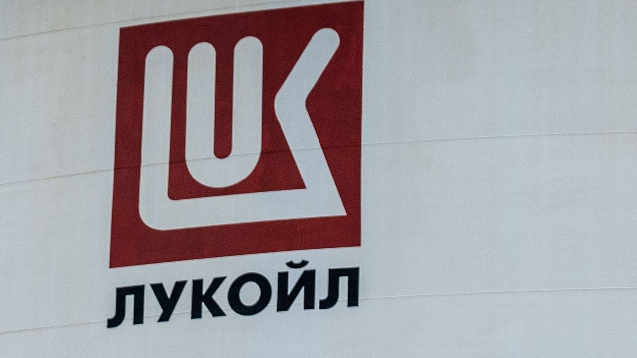 Ирак спря плащанията към „Лукойл“