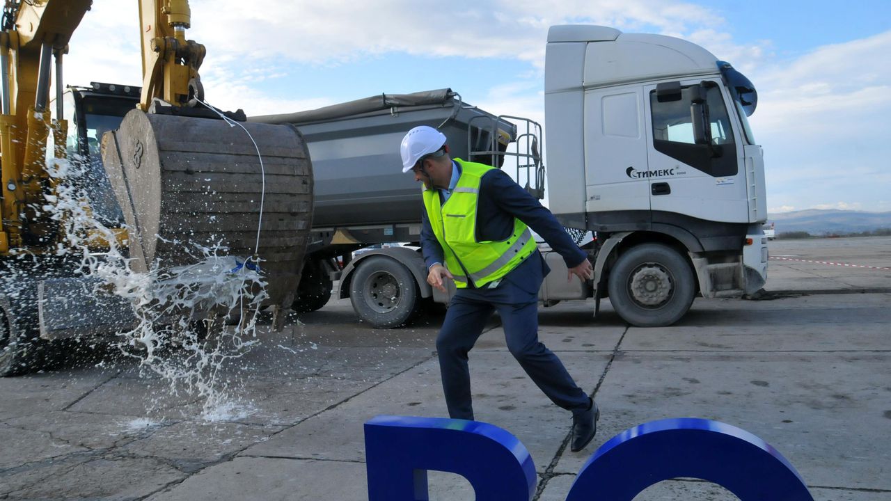 Започна пълната рехабилитация на пистата на Летище Бургас