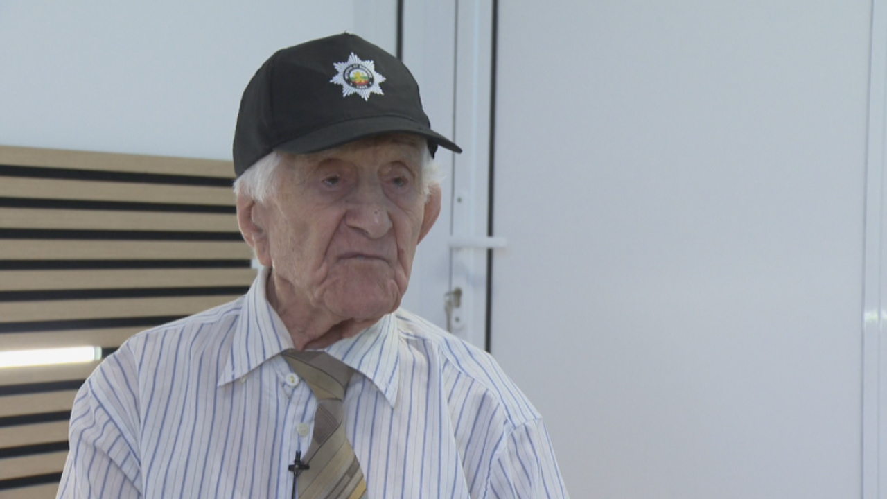 102-годишен ветеран от войната е един от най-възрастните пациенти, ваксинирани с противогрипна ваксина