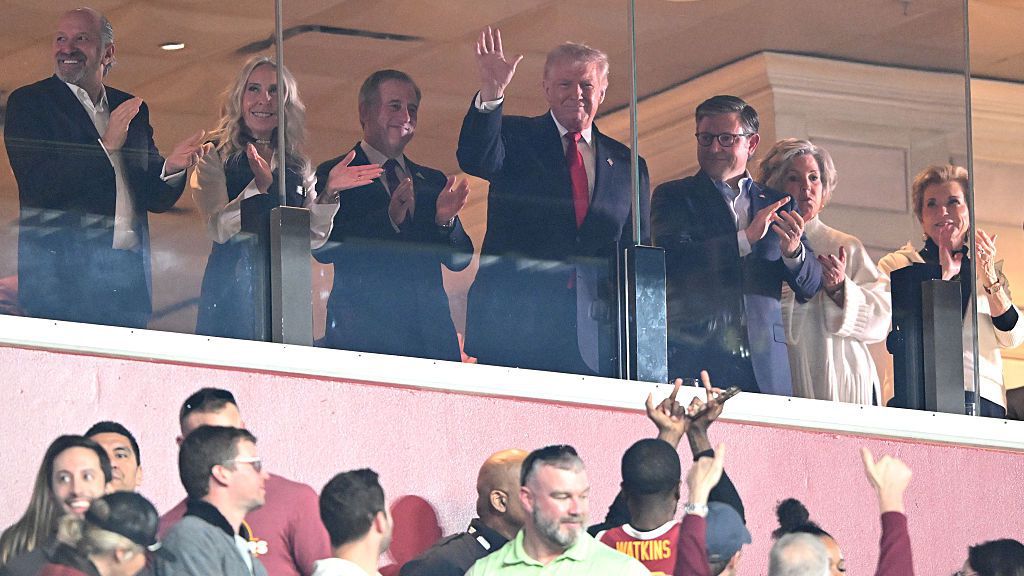 Тръмп се появи на мач на NFL, освиркаха го