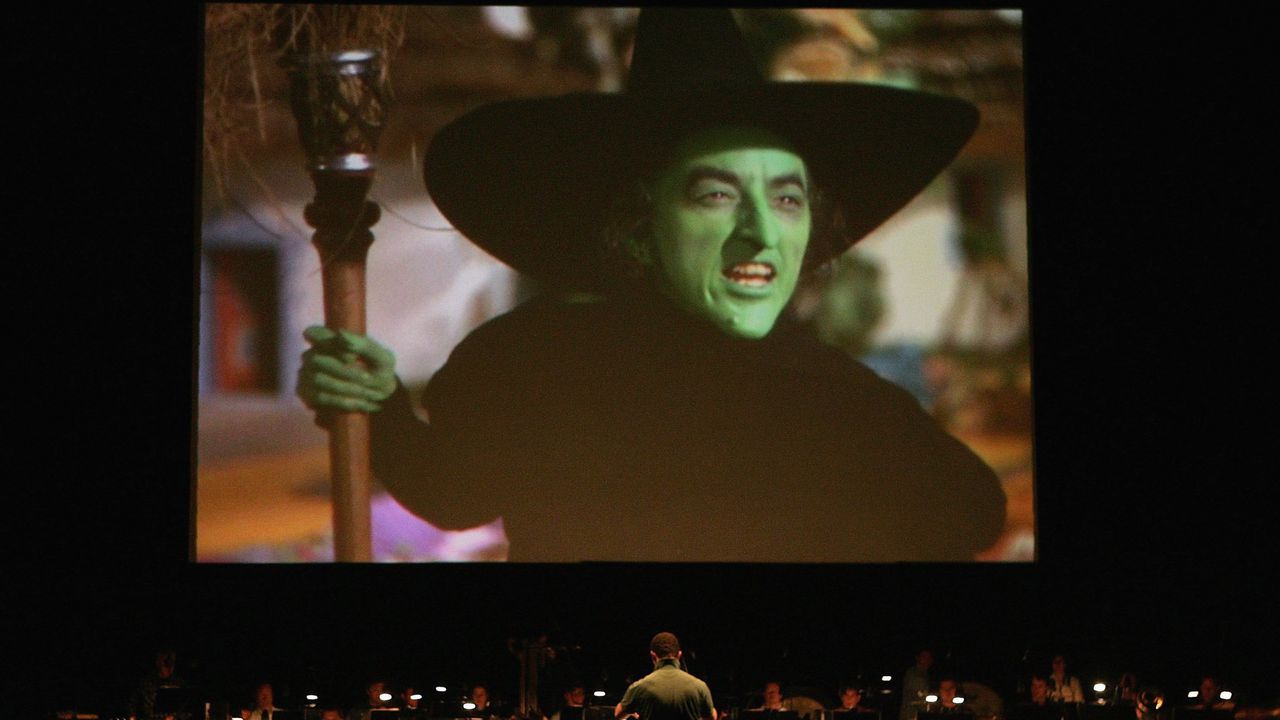 Черната шапка, носена от Злата вещица в „Магьосникът от Оз“, се предлага на търг