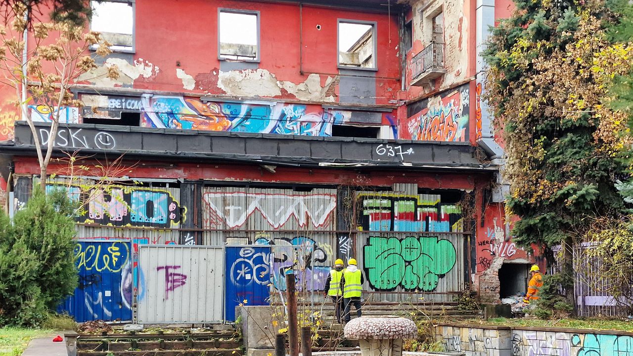 След 10 ноември 1989 тук се помещава театър Възраждане“, а