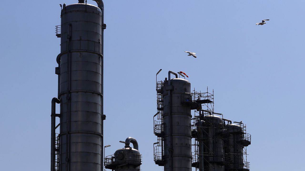 Сърбия търси решение за санкциите срещу НИС по „българския модел“