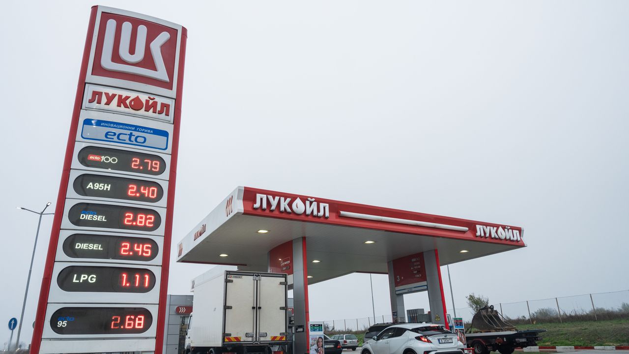 Всички трансакции, свързани с продажбата на Лукойл, трябва да бъдат