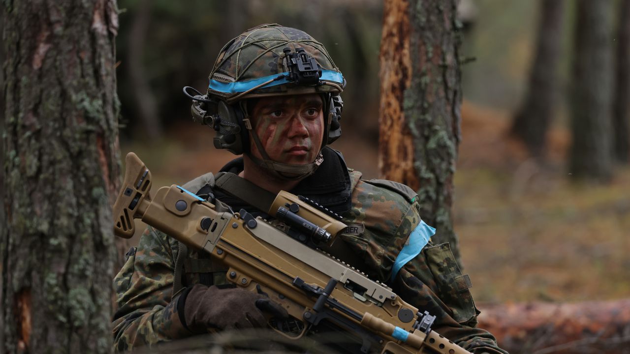 Белгия изпрати писма до 149 000 младежи с покана доброволно да постъпят във войската