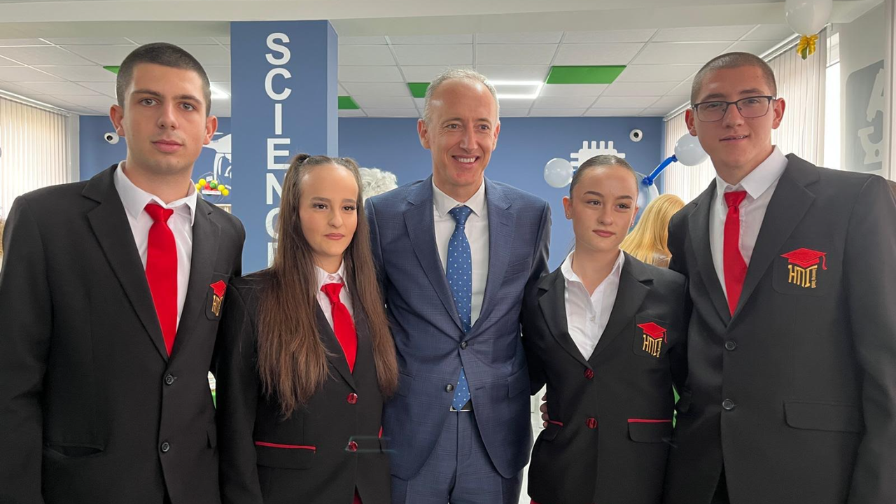 Министър Вълчев откри нови STEM центрове, училищни сгради и спортни площадки в три благоевградски общини