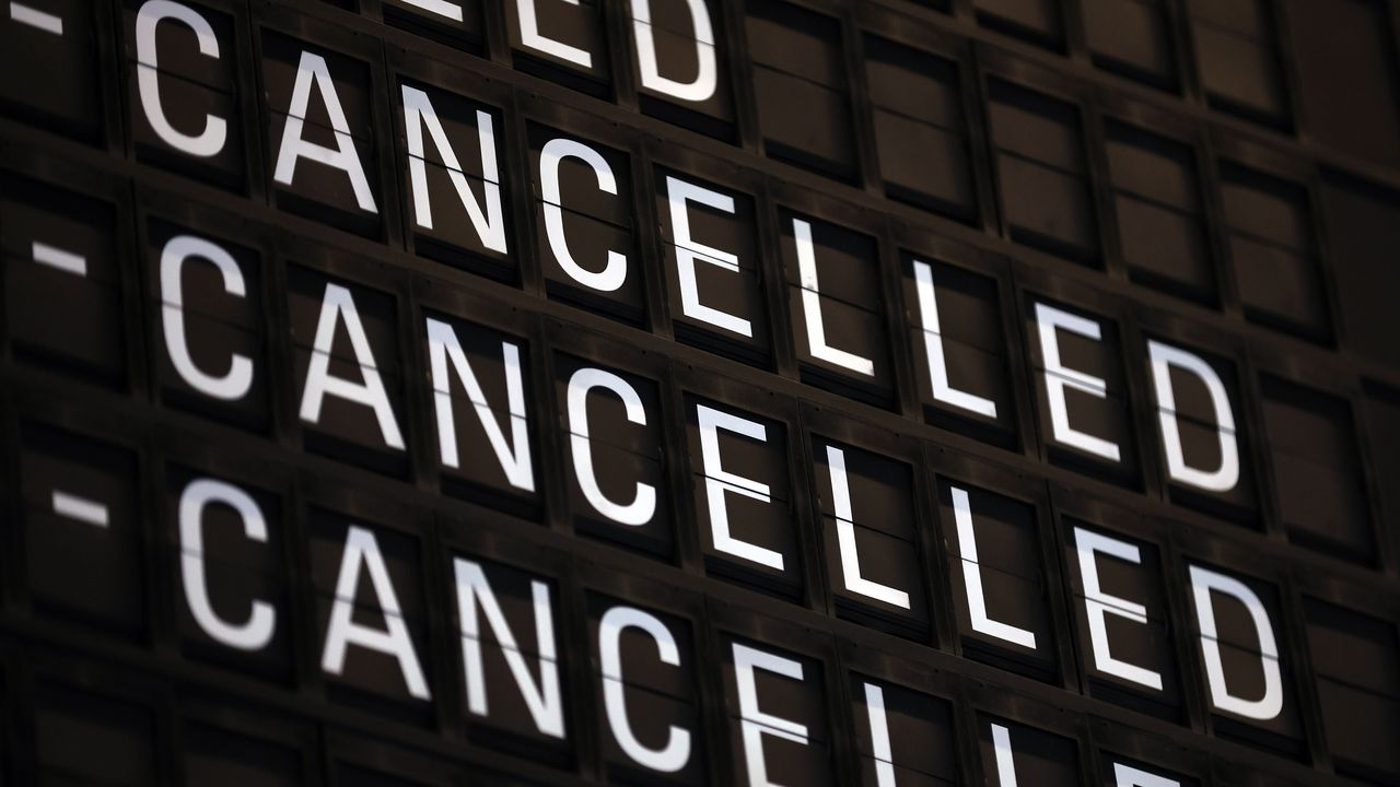 Над 1500 отменени полета в САЩ днес заради частичното спиране на работата на правителството