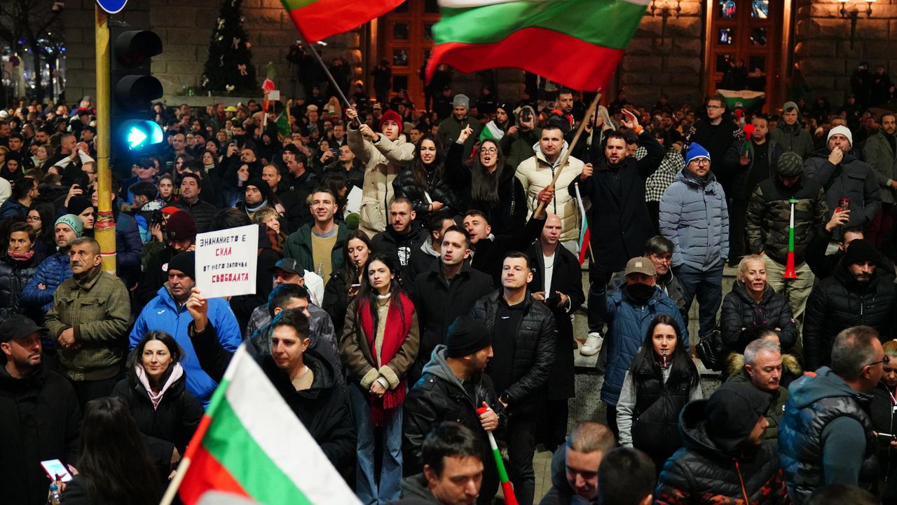 Гражданите са се събрали срещу правителството и желаят то да