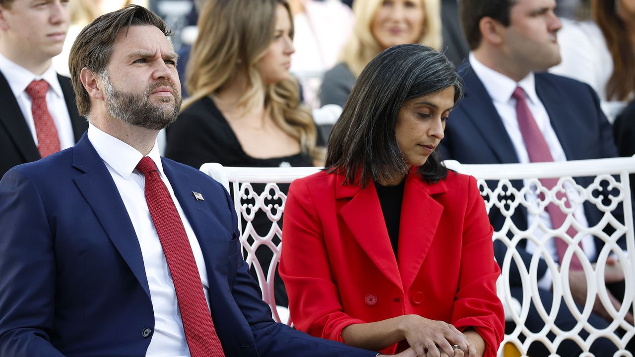 Историята започна, след като в интернет се появи предполагаема снимка