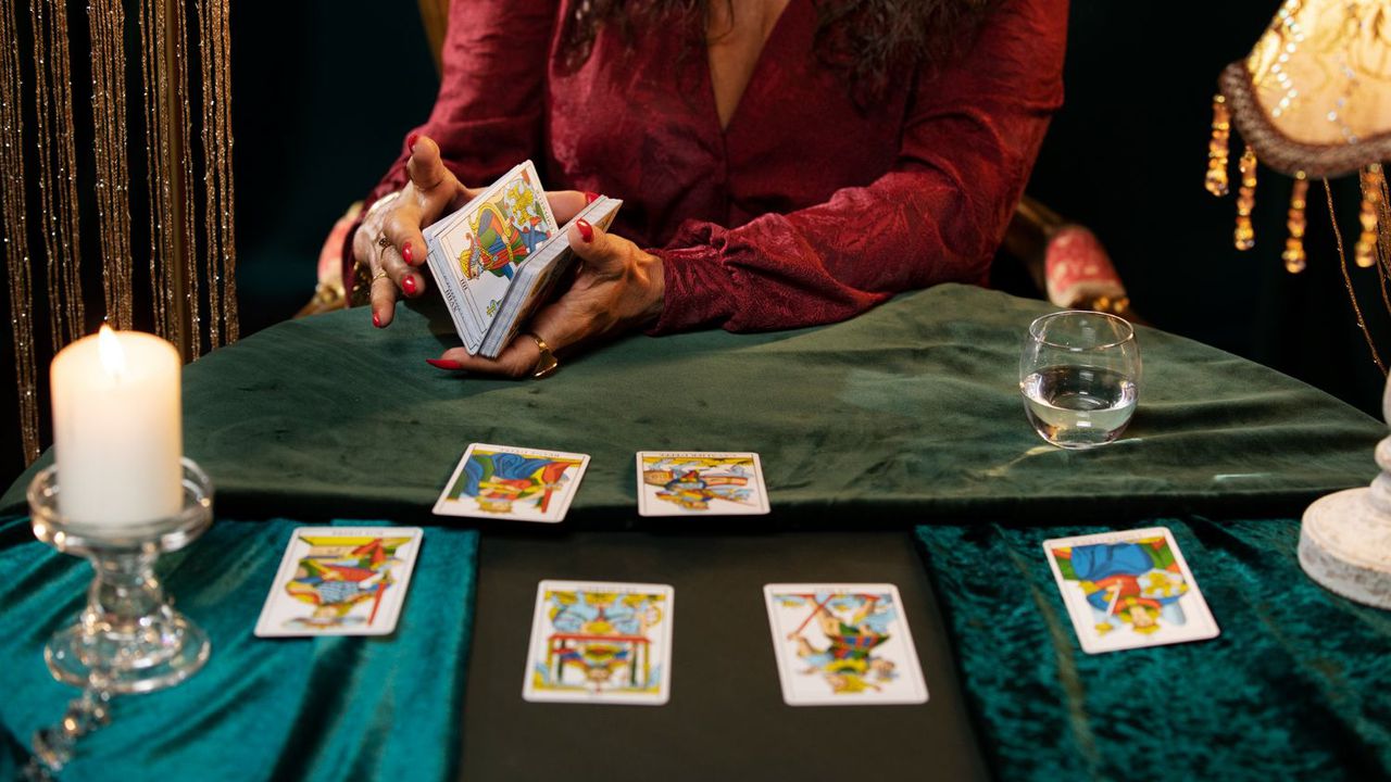 Карта Таро Колесницата е символ на движение, воля, контрол и