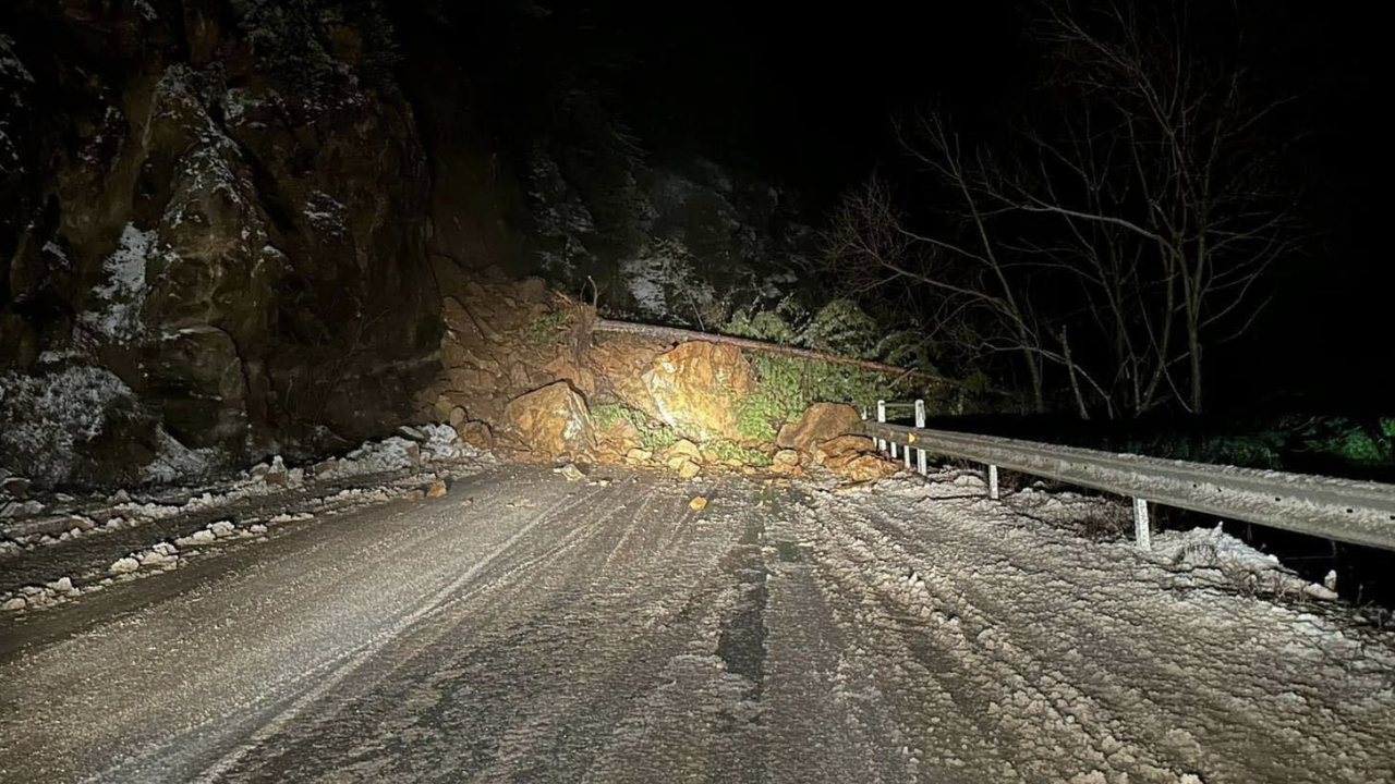 Паднала е голяма маса и малки багери не могат да
