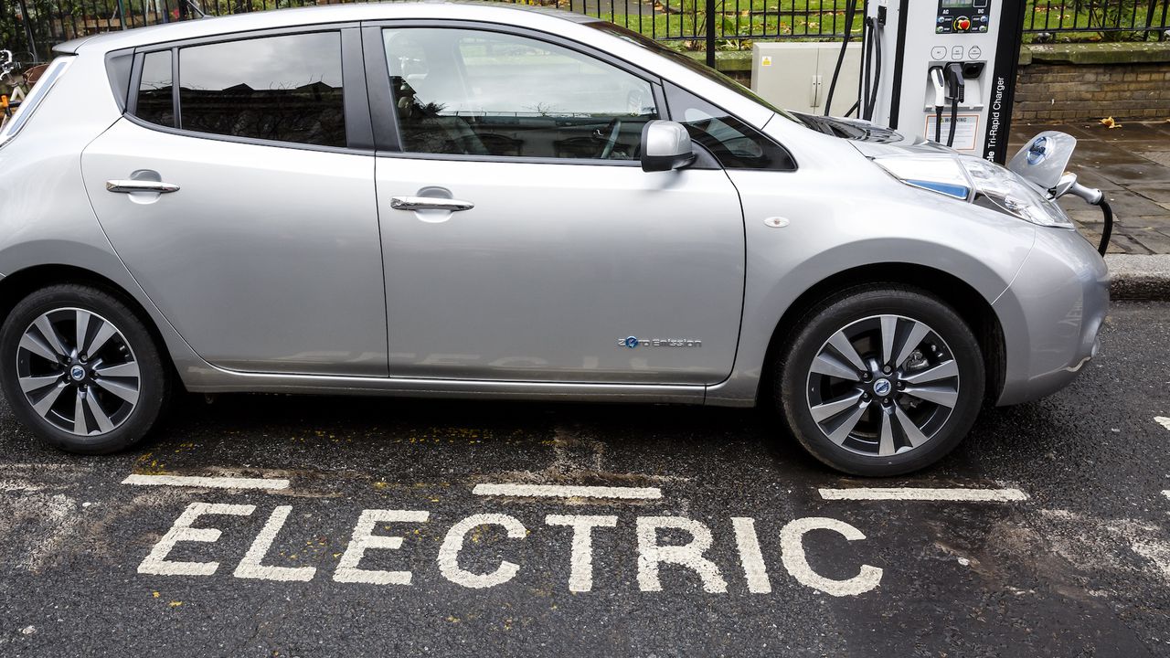 Активисти от движението Everyone Hates Elon (Всички мразят ) потрошиха