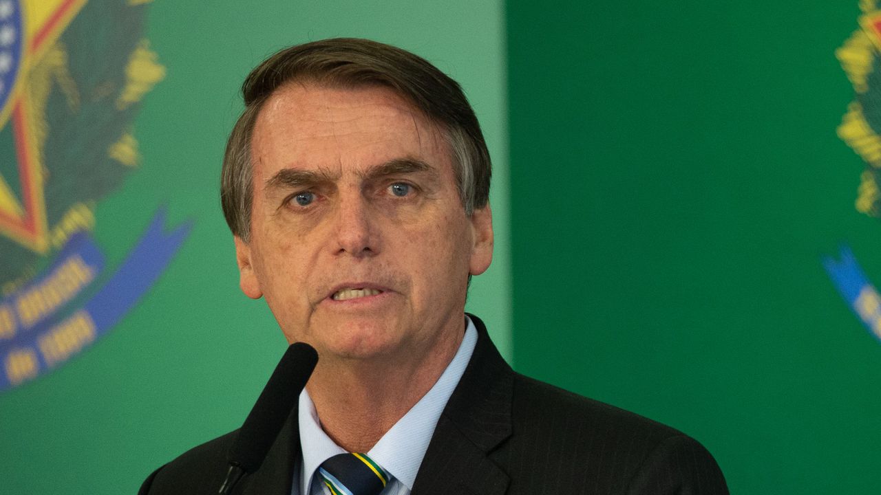 Болсонаро беше обвинен в неспазване на съдебни разпоредби, а аворите на сина му бяха замразени