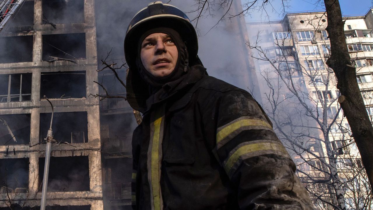 Сред прах, дим и болка: Мъж под развалините в Харков пя химна на Украйна