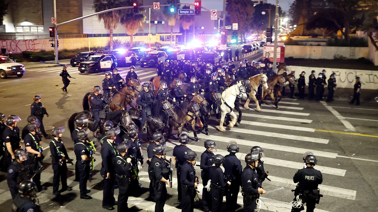 Кметът Карън Бас наложи полицейски час в центъра на Лос