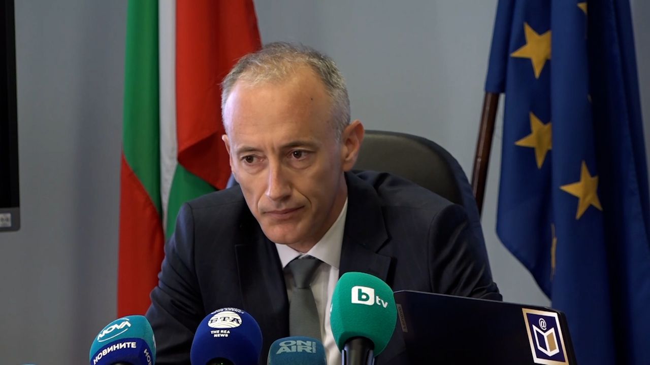 Министър Вълчев разговаря с учители и ученици в интерната във Варненци