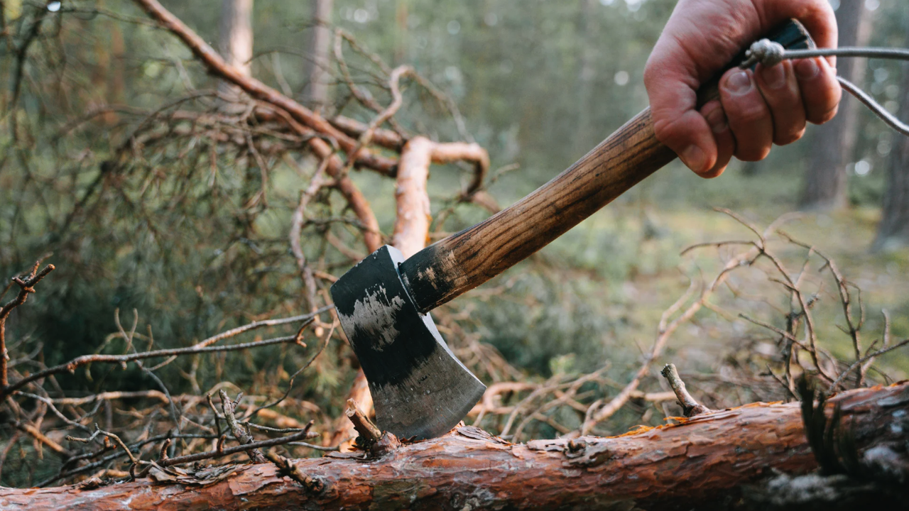 Мъж разсече колата на роднина след спор за жена в