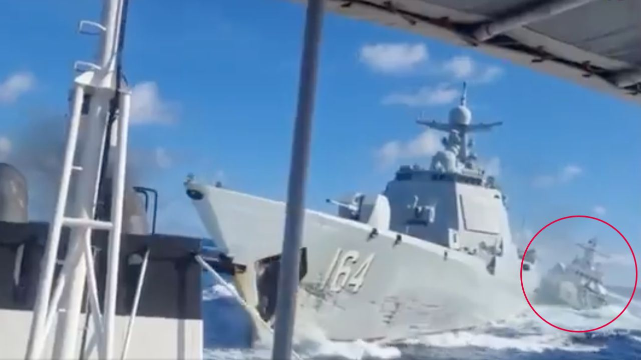 Два китайски кораба се сблъскаха, докато преследваха трети