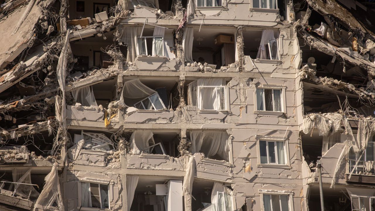 Турция ще разследва причините за срутването на сгради при снощното земетресение