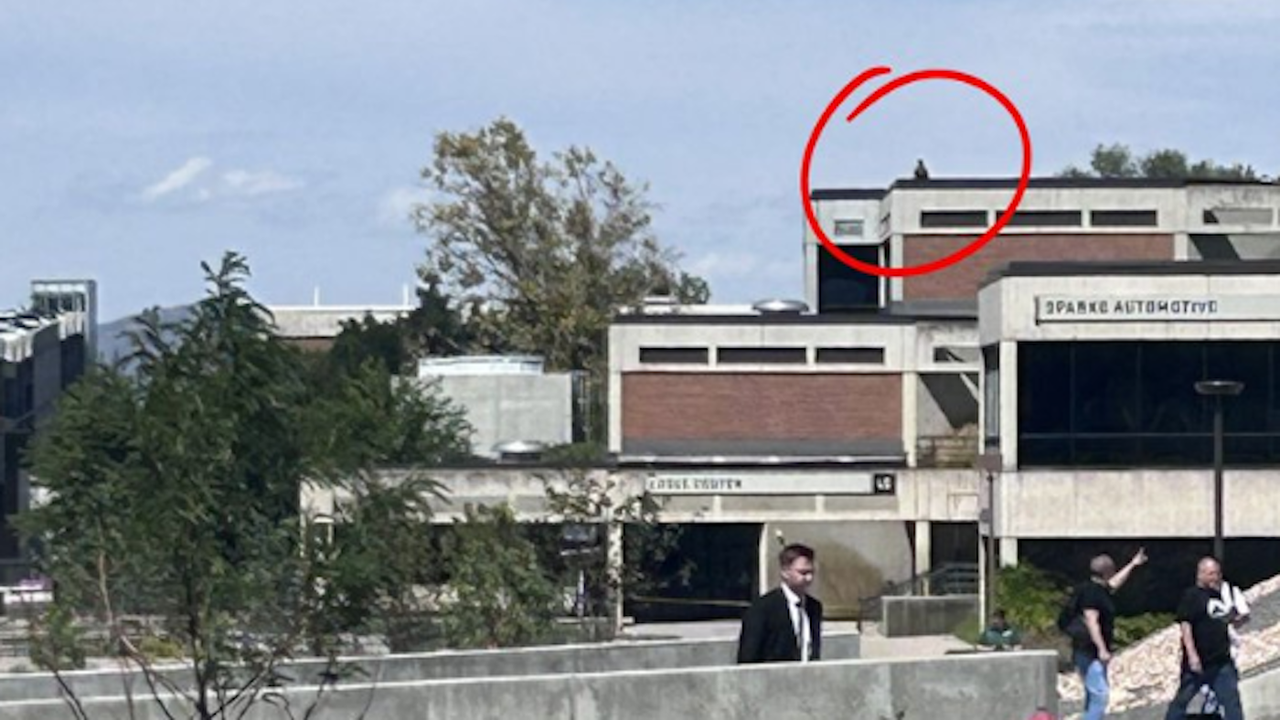 Снайперист от съседен покрив застреля яркия поддръжник на Тръмп