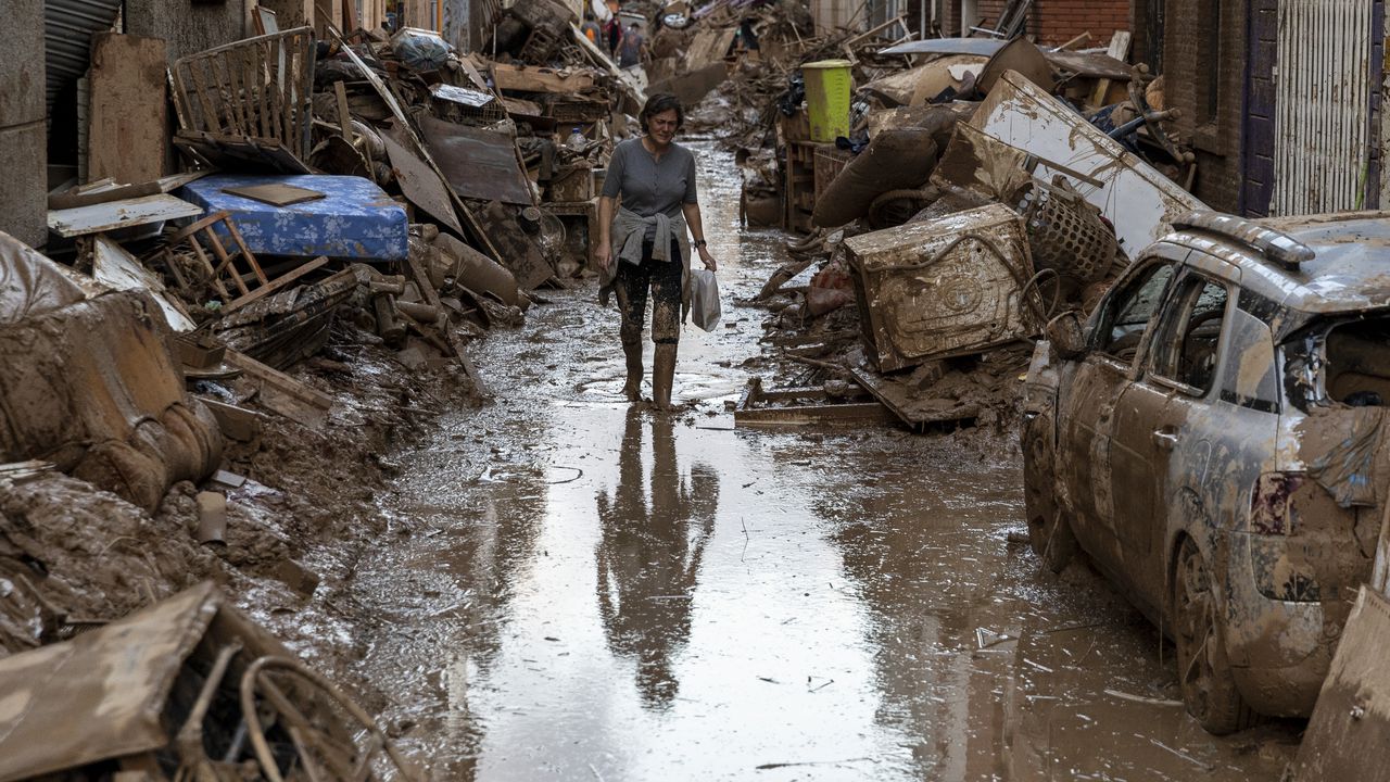 В Югоизточна Испания евакуират хора заради проливни дъждове и наводнения