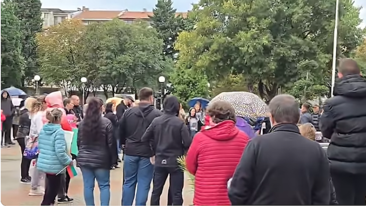 Заради случая в Каблешково: Протест скандира "Оставка!" пред Община Поморие