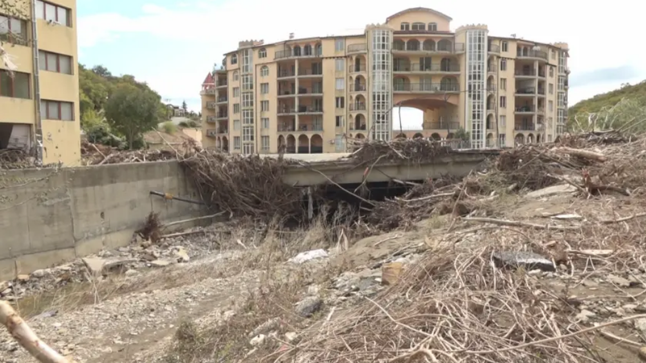 Събарят хотела, построен върху реката в "Елените"