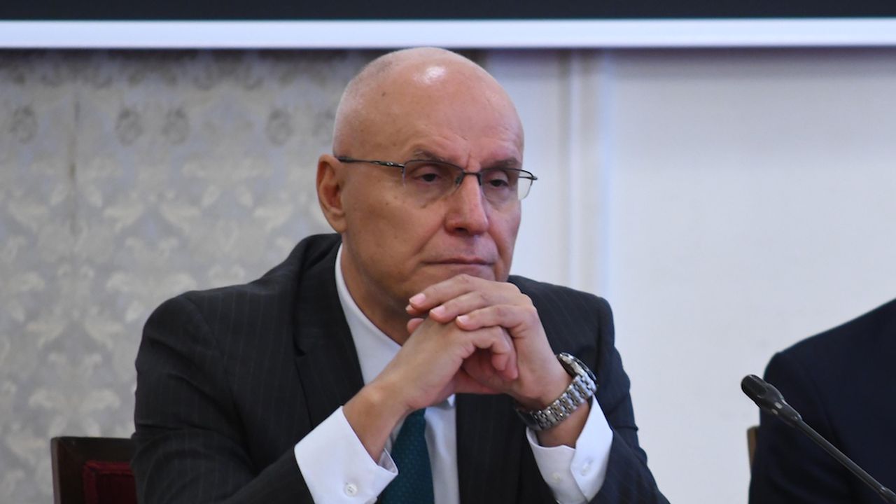 Управителят на БНБ: Ако не се овладее фискалната експанзия, рискуваме румънски сценарий