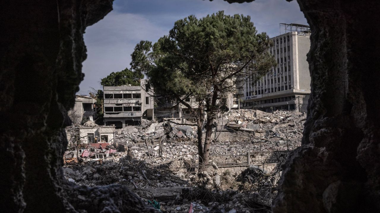 Най-малко двама души бяха убити и седем бяха ранени при израелски удари в Ливан