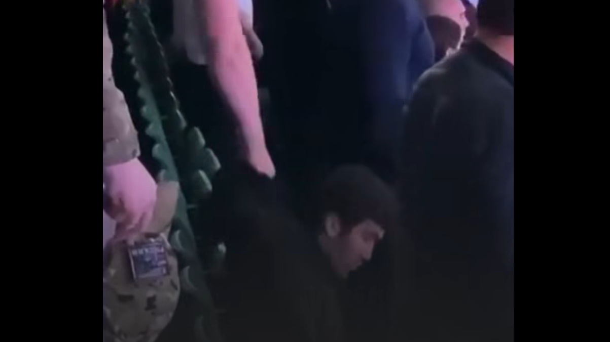 Зрител на MMA боеве в Москва не се изправи по време на руския химн, принудиха го