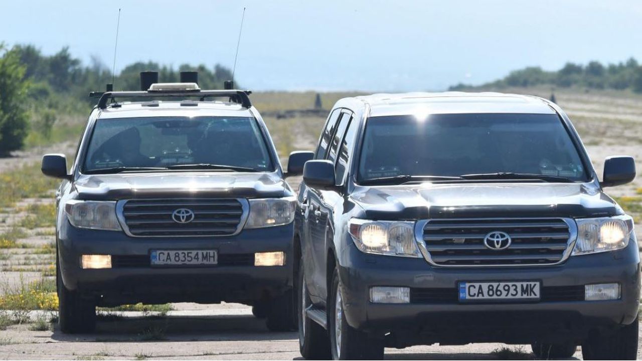 Вижте как кортеж на НСО кара в насрещното, светка с фарове и избутва коли от пътя