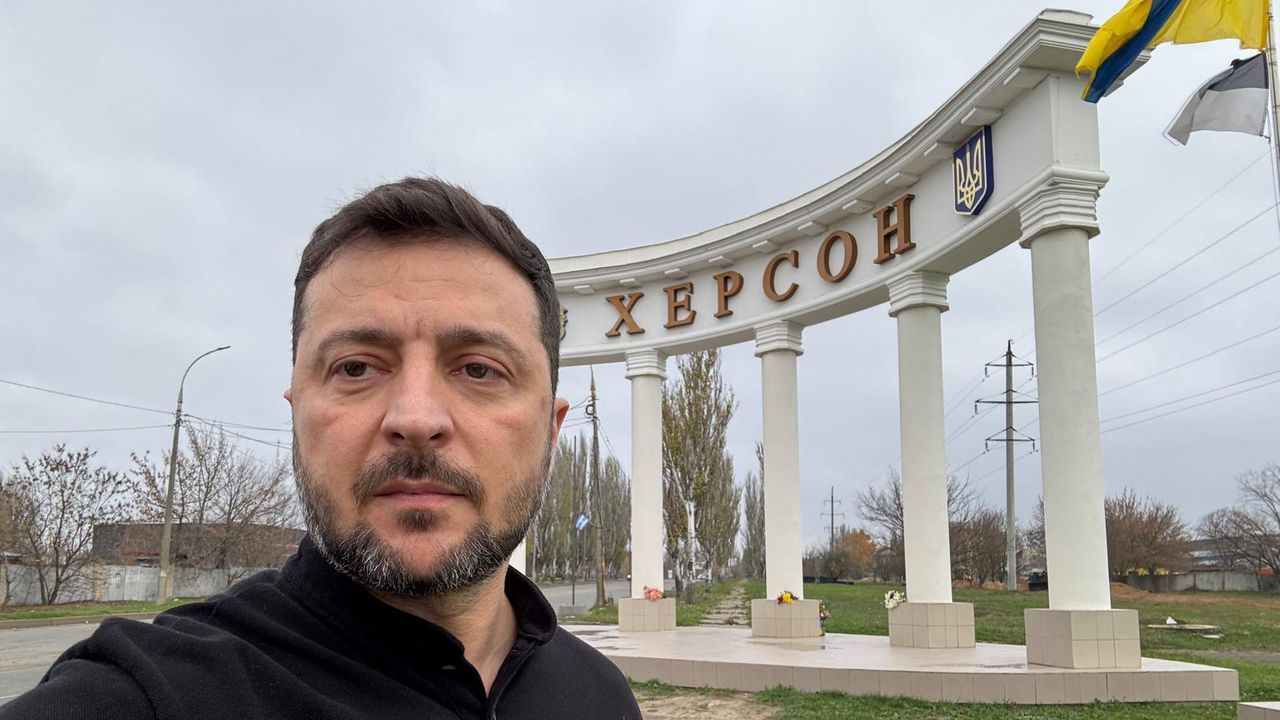 Зеленски пристигна в Херсон, който Украйна си върна от Русия преди 3 г.