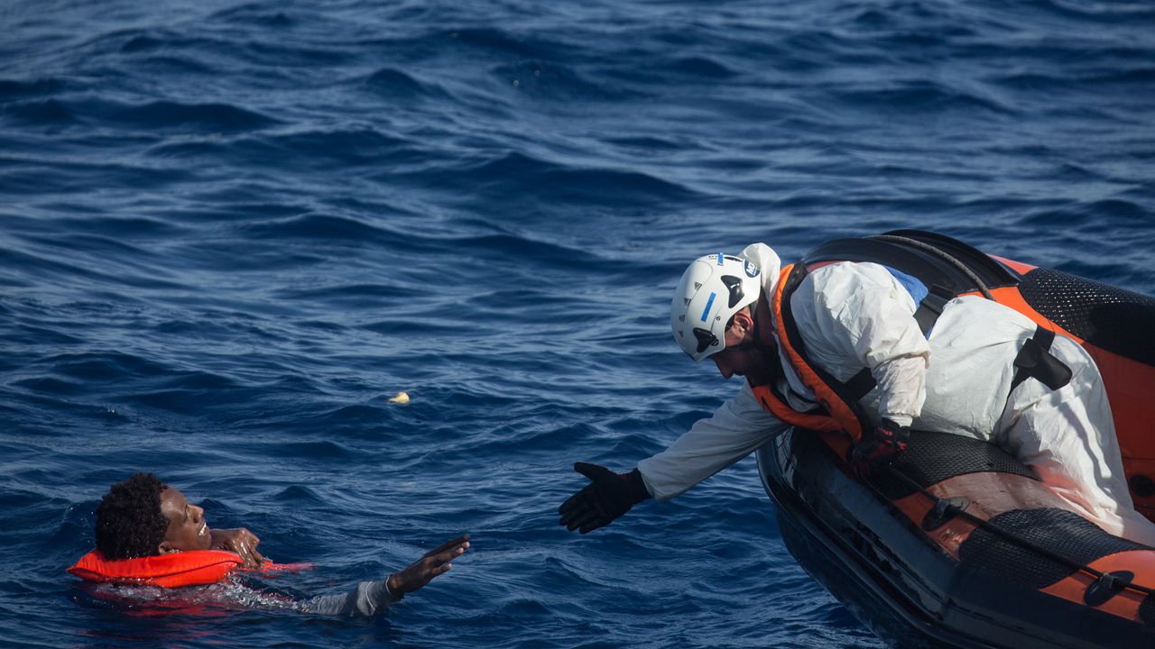 Два преминаващи кораба, два кораба на бреговата охрана и хеликоптер