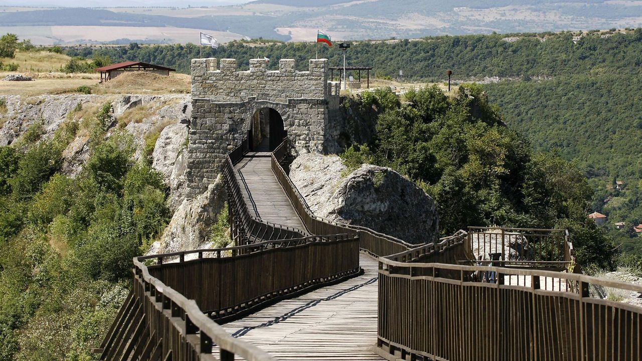 Млад мъж загина на място след падане от крепостта „Овеч“