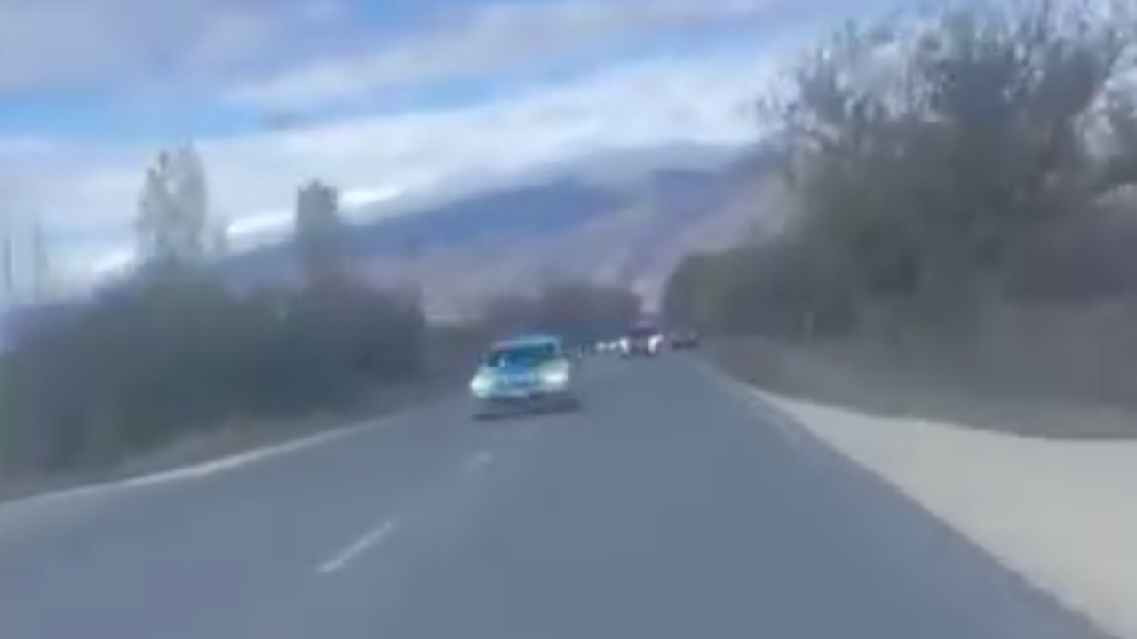 Кортежът на НСО, влязъл в насрещното, карал гост на Радев