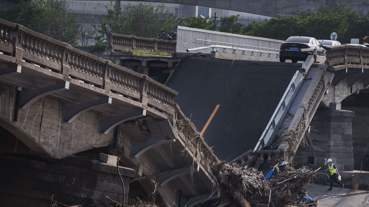 Мост в Китай се срути само няколко месеца след откриването си