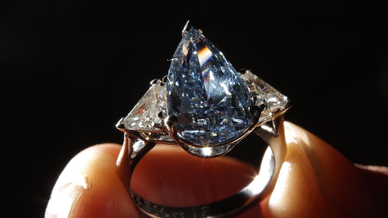 Диамантът "Син Мелън" беше продаден за 26,6 милиона долара на търг в Женева