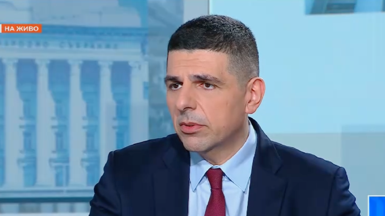 Всички хора на протеста трябва да гледат в една посока.