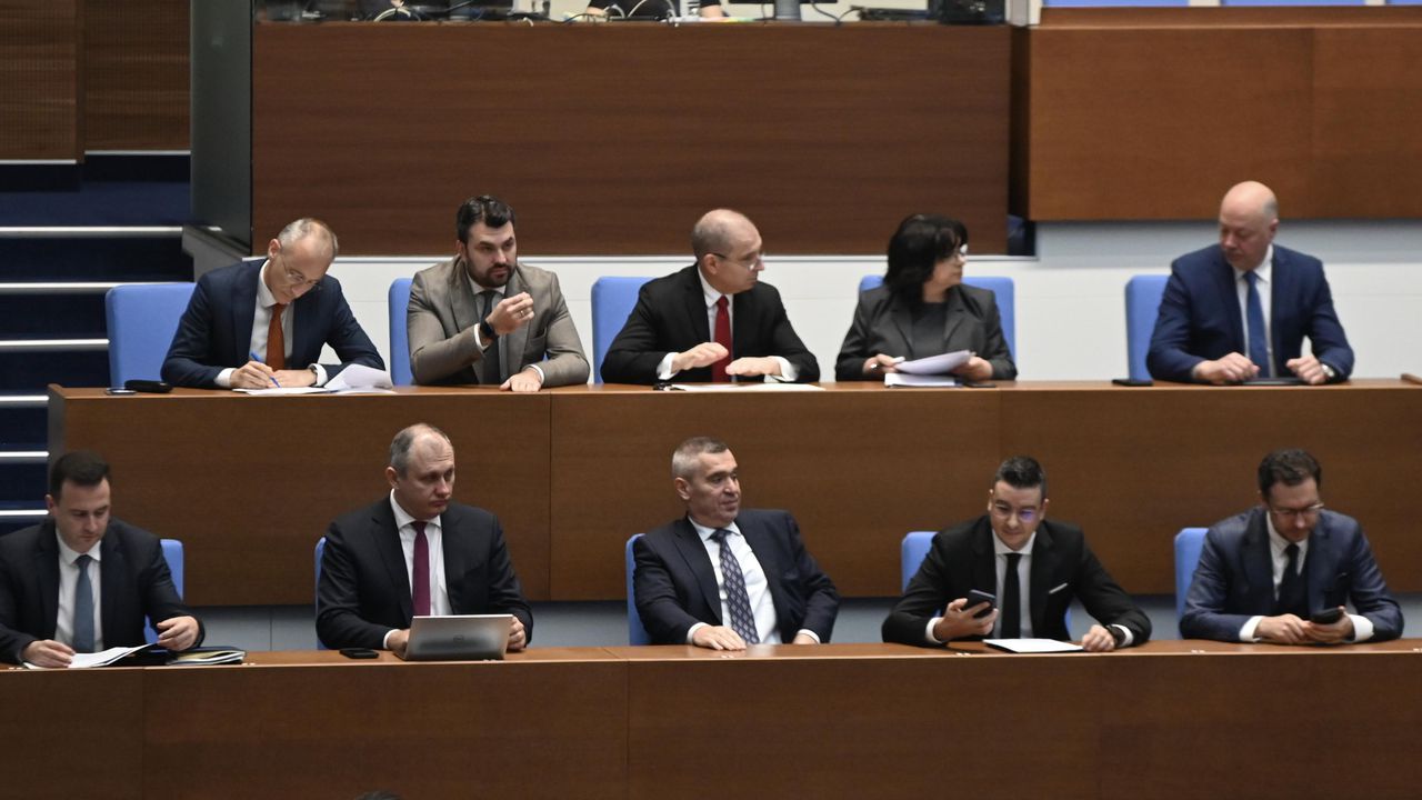 Депутатите обсъждат проект на решение за приемане на оставката на