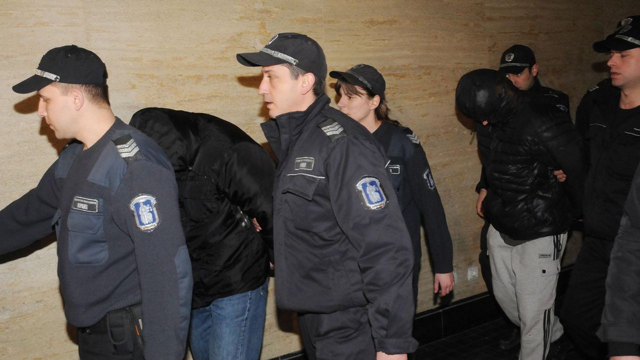 Притеснената близка на кримката уточни, че разследващите не я държат