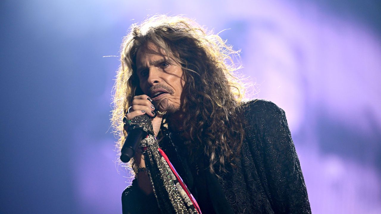 Стивън Тайлър, фронтменът на Aerosmith, е емблематична фигура в рок
