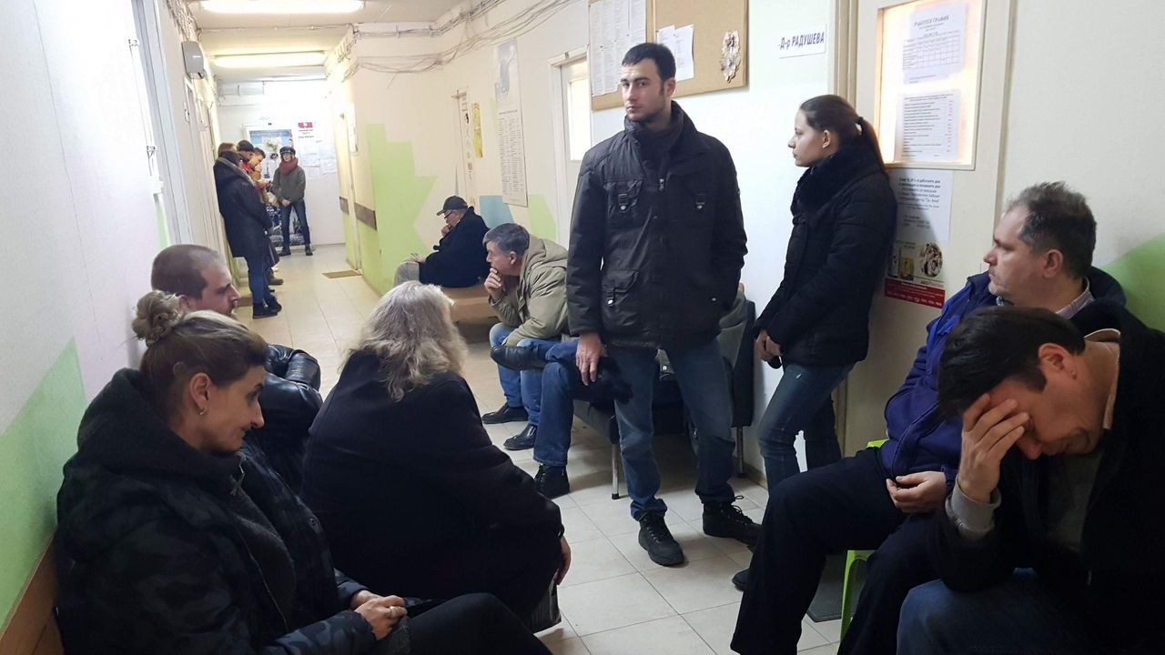 Таня Величкова е една от десетките майки, които чакат на