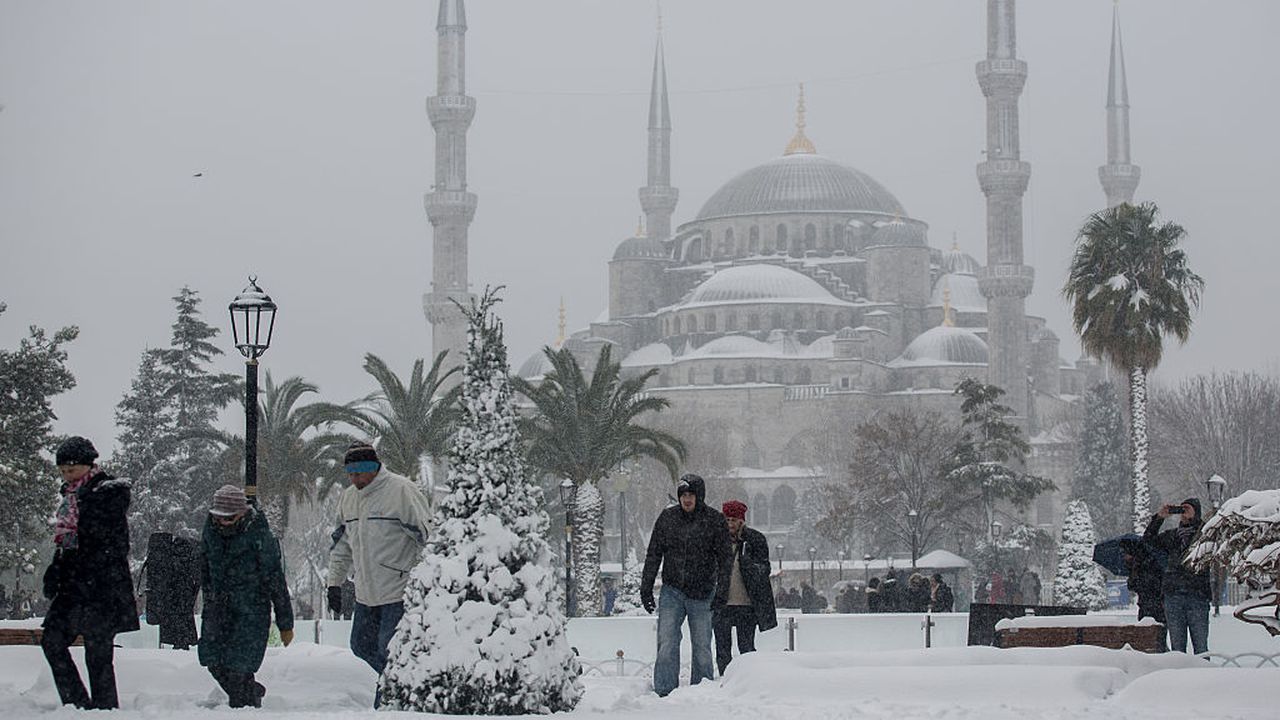 Очаква се на много места валежите да преминат в сняг,