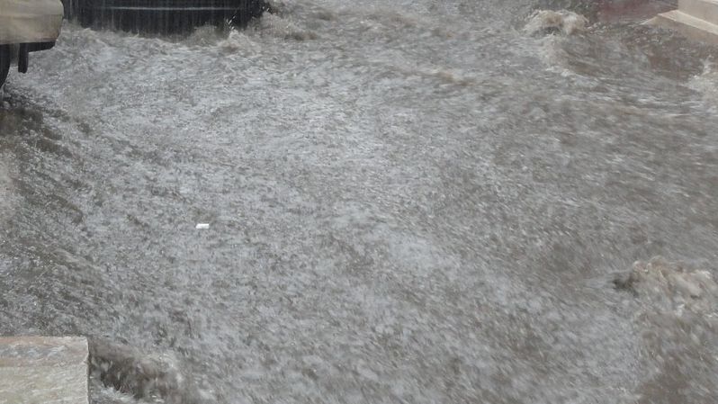 Няма сериозни щети след снощното наводнение в Дряново