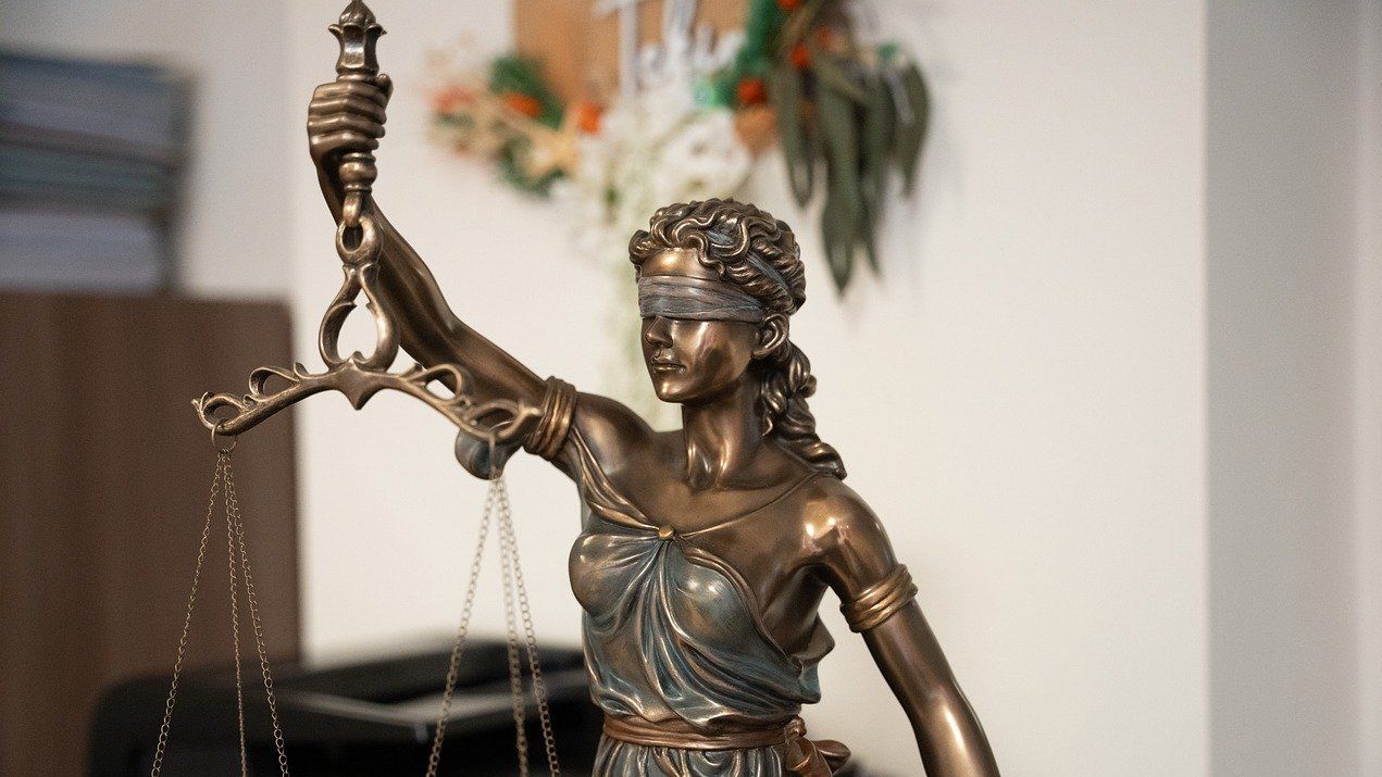 „Задържане под стража“ за мъж, системно следил бившата си