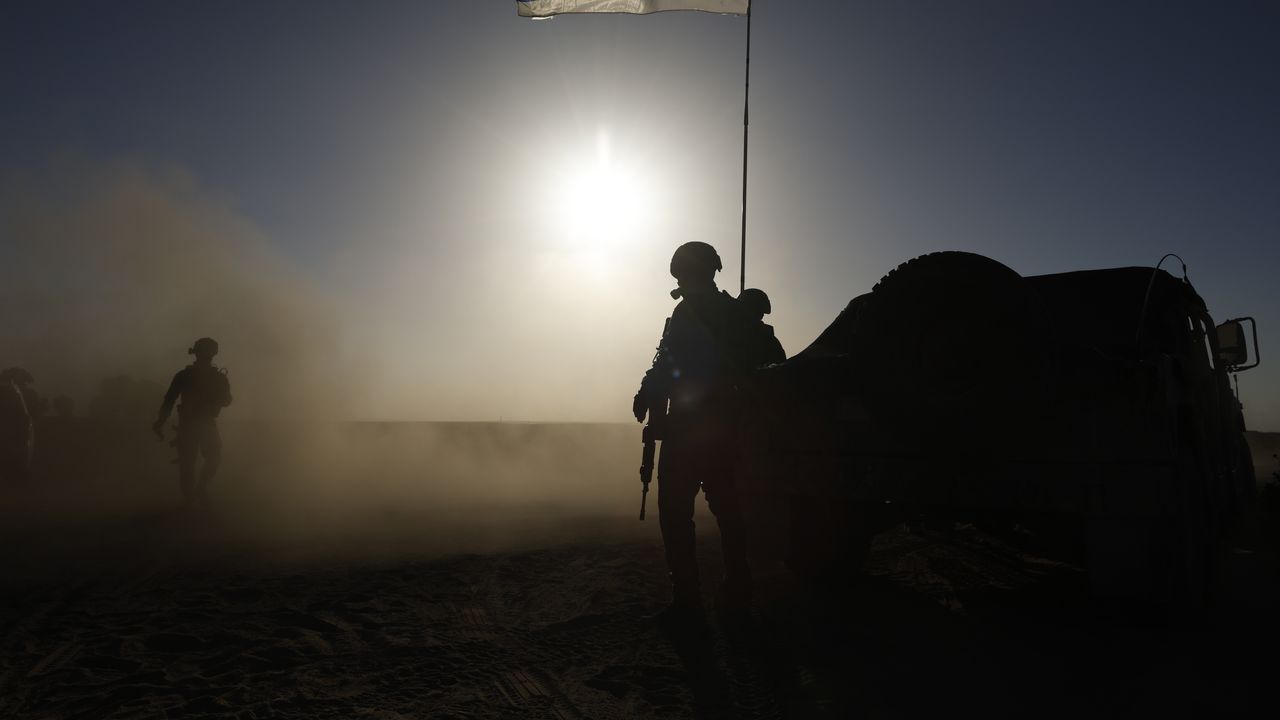 Израелската армия съобщи днес, че е прехванала три снаряда, изстреляни