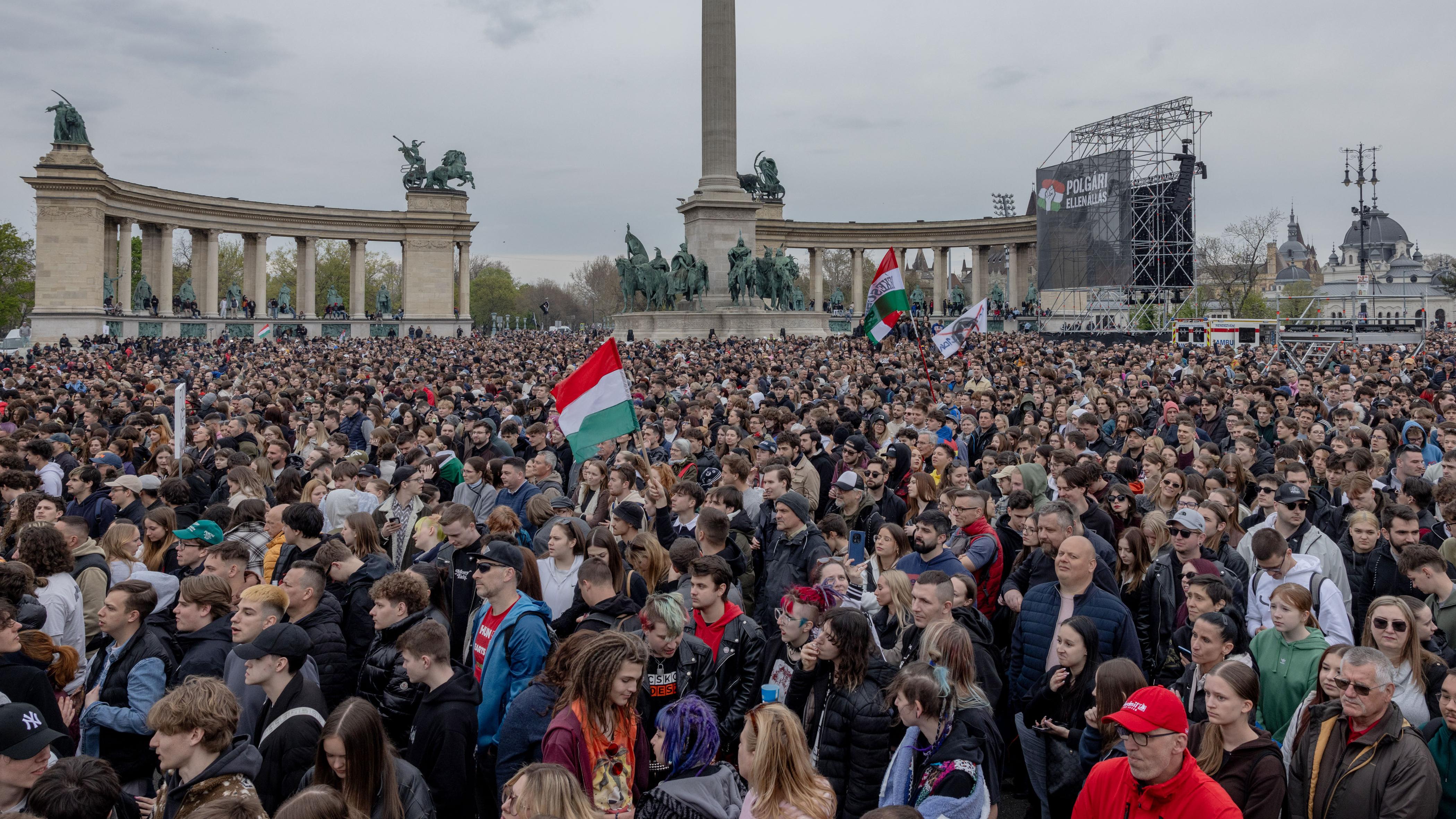 Тысячи венгров вышли на протест против конституционной реформы