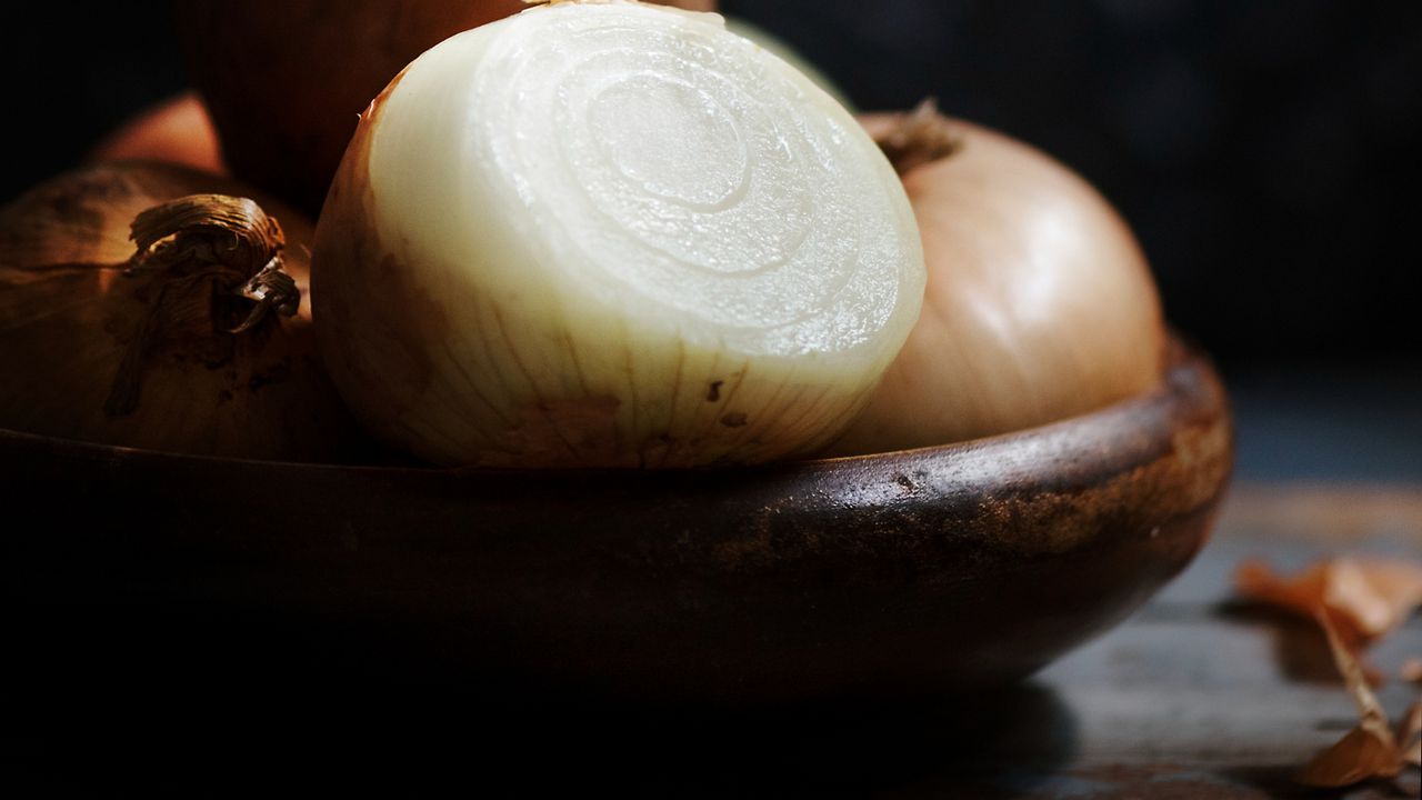 Спрете да охлаждате лука си! Защо хладилникът разваля вкуса на зеленчука?